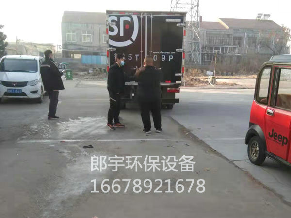 順豐專車?yán)蠹浳?/></p><p>濟(jì)寧郎宇環(huán)保設(shè)備科技有限公司年前發(fā)貨，順豐專車來廠拉大件環(huán)保設(shè)備</p><p>濟(jì)寧郎宇環(huán)保設(shè)備科技有限公司位于孔孟之鄉(xiāng)，禮儀之邦的山東省濟(jì)寧市，是國內(nèi)生產(chǎn)和銷售噴嘴、噴槍和噴霧設(shè)備的綜合性企業(yè)。多年來我們致力于為化工、環(huán)保、電子、電站等行業(yè)提供高品質(zhì)的產(chǎn)品與服務(wù)。</p><p>我們擁有數(shù)控生產(chǎn)設(shè)備，可以根據(jù)客戶要求與使用環(huán)境定制工程聚丙烯，陶瓷，合金，進(jìn)口303,304或316不銹鋼噴嘴。</p><p>，<br/></p><div   id=